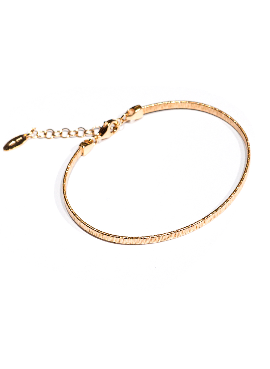 Тренди гривна тип BANGLE в розов цвят Изработена от сребро с проба 925. Текстура от намотка на финна тел. Покритие от злато 14 К. в розов цвят. Добавен коректор 5 см. Произведена в Италия. JEWELRYBOXBG
