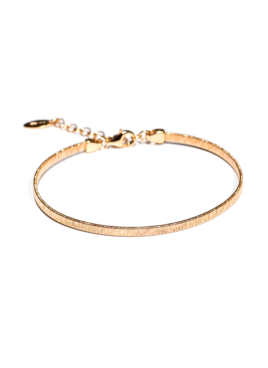 Тренди гривна тип BANGLE в розов цвят Изработена от сребро с проба 925. Текстура от намотка на финна тел. Покритие от злато 14 К. в розов цвят. Добавен коректор 5 см. Произведена в Италия. JEWELRYBOXBG